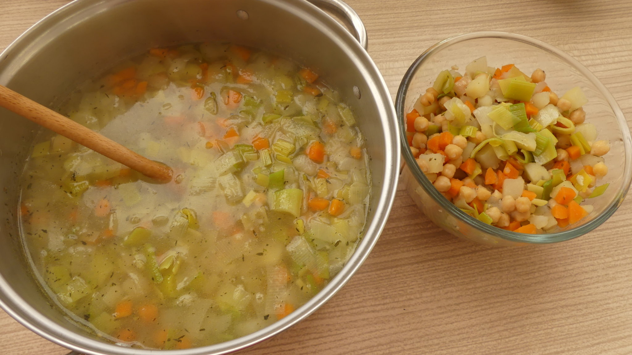 Soupe aux pois chiches, poireaux, carottes et pommes de terre Withmo