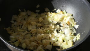 Soupe au chorizo et aux légumes_ cuisson ail oignon
