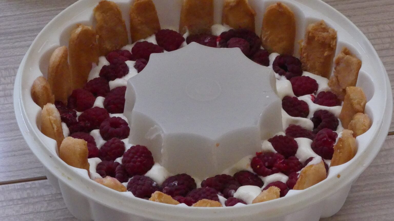 Charlotte aux framboises tupperware - Withmo