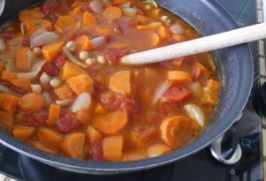 velouté carottes aux pois chiches_les ingrédients en cuisson