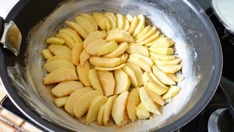Gâteau aux pommes à la poêle - Withmo