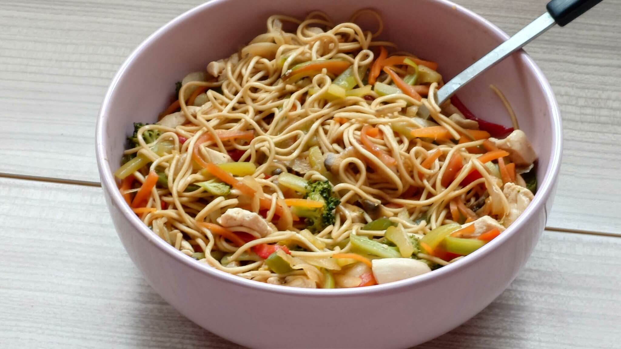 Nouilles chinoises sautées au poulet et aux légumes - Withmo