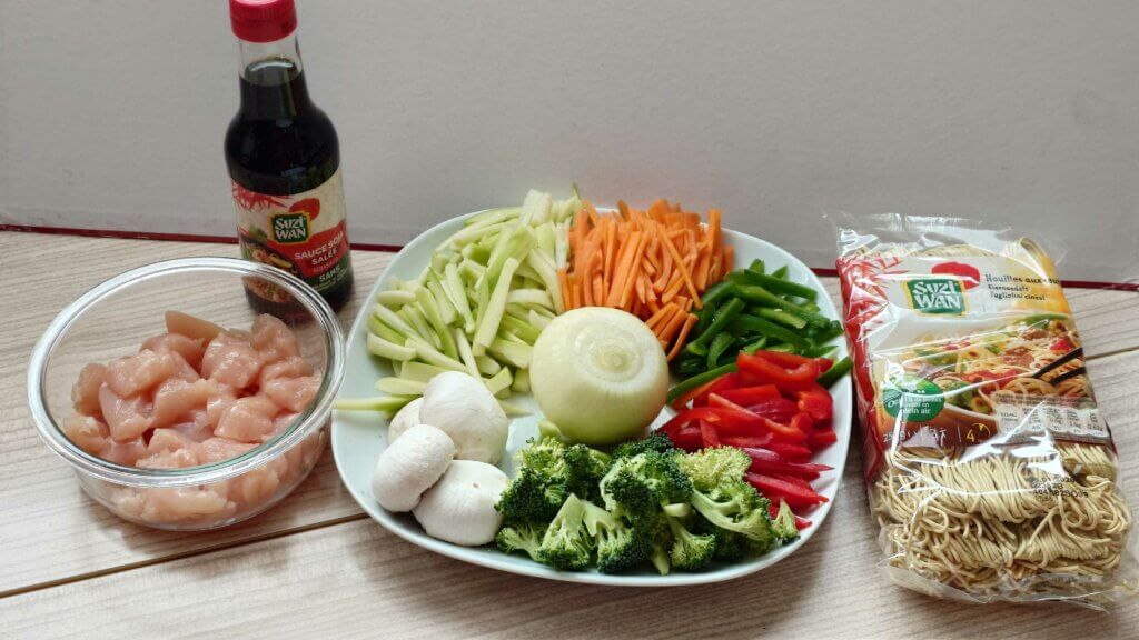 Nouilles chinoises sautées au poulet et aux légumes Withmo_ Les ingrédients