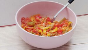 fricassée poivrons tomates avec saucisse Montbéliard_Withmo_cuisson terminée