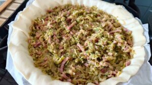 quiche courgettes bacon Withmo_ingrédients sur fond de tarte